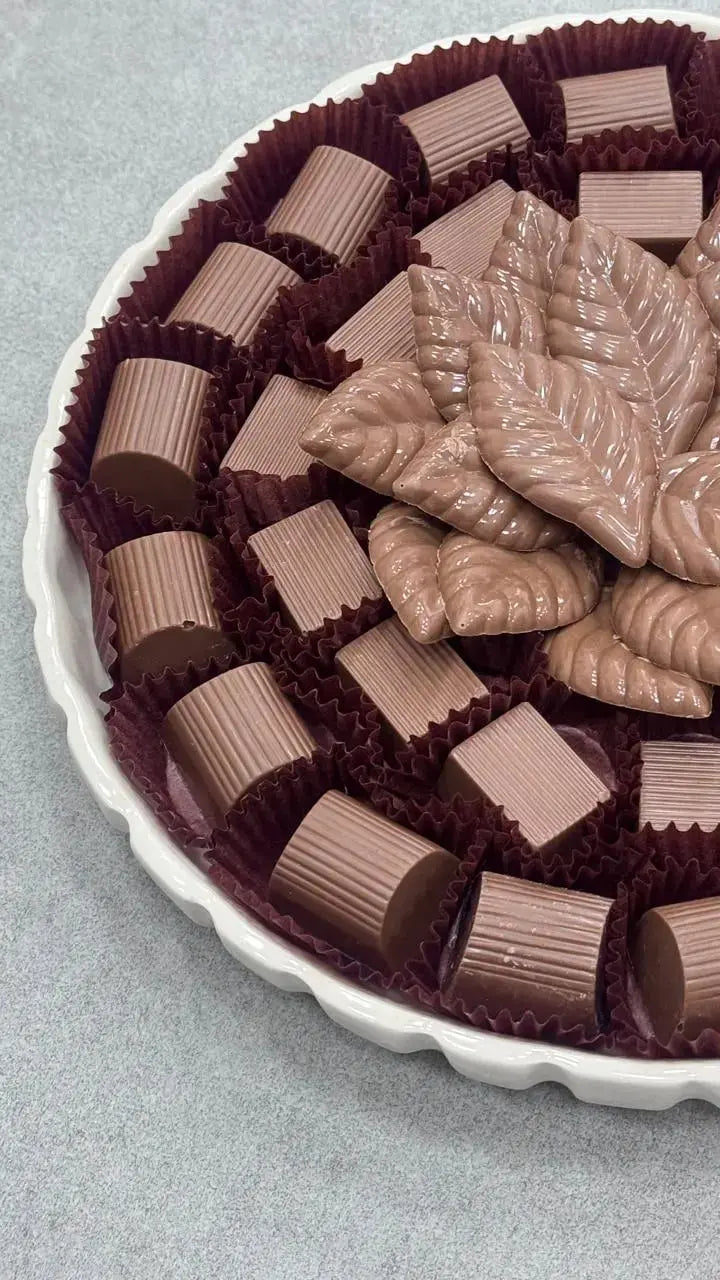 Belgian Flavors Stuffed Chocolate  Round With Base Poetry Plate With Acrylic Box 400 gm DANAT TAQUEEN